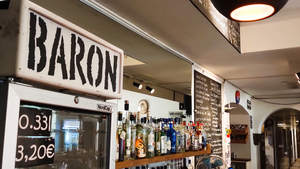Die Bar des Baron mit Logo und vielen Flaschen