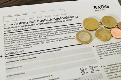 BAföG-Antrag mit Münzen