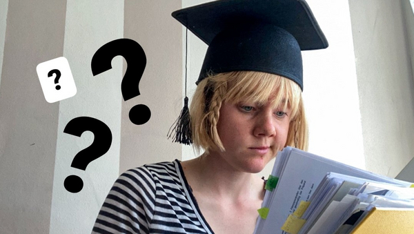 Eine junge Studentin trägt einen Absolventenhut und blickt auf einen Schreibblock hinab. Sie wirkt zerknirscht. Neben ihrem Kopf sind Fragezeichen eingefügt.