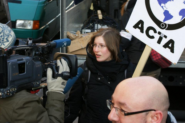 Julia Reda mit Anti-ACTA Schild in der MItte von Menschen
