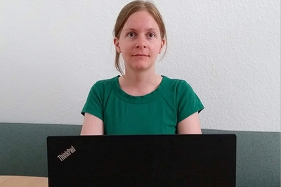 Dr. Sophie Burkhardt vor ihrem Laptop