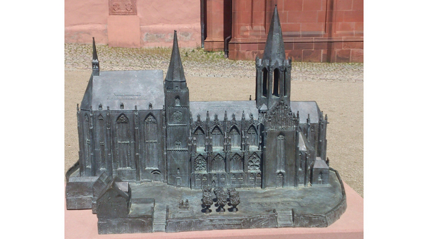 Ein Kupfermodell einer Kirche.