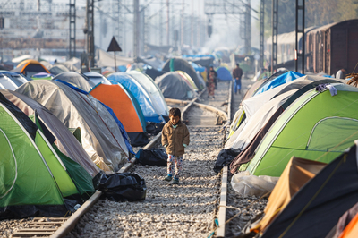 Ein kleiner Junge läuft über Gleisen, daneben sind viele Zelte aufgebaut. ©David Lohmüller