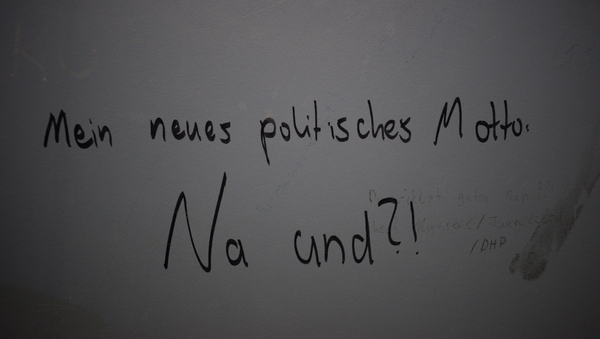 Eine weiße Fläche mit schwarzer Schrift: Mein neues politisches Motto -Na und?