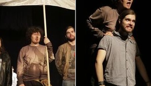 Links: Drei Personen unter einem Regenschirm. Eine Person schleicht sich an eine andere heran. ©Felix Groß