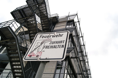 Schild "Feuerwehr - Zufahrt freihalten" vor dem Gebäude 2224