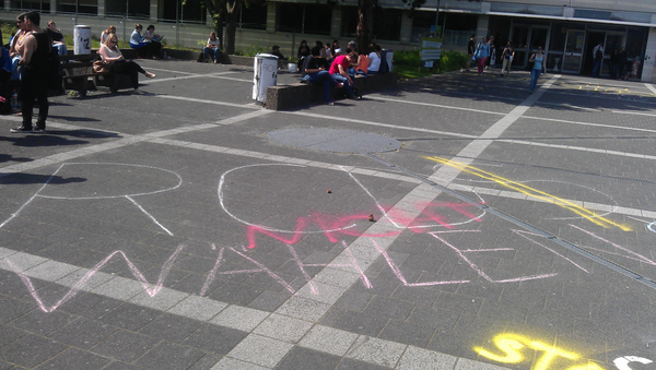 Slogans und Antislogans mit Spraykreide auf dem Boden: "RCDS 'NICHT' Wählen"