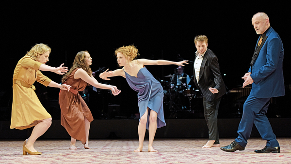 Schauspieler auf der Bühne: Drei Frauen und zwei Männer.