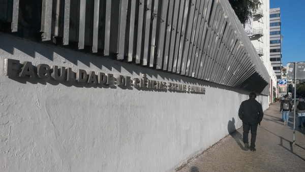 Die Fassade der Faculdade de Ciências Socias e Humanas in Lissabon