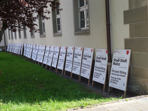 Plakate der Juso-Hochschulgruppe mit der Aufschrift "Studi-Stadt-Mainz"