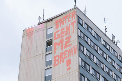 Schriftzug "Inter geht MZ brenn!" auf dem Inter1 Gebäude