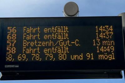 Das Artikelfoto zeigt die digitale Anzeige einer Bushaltestelle, auf der mehrere Busse als entfallen gekennzeichnet sind.