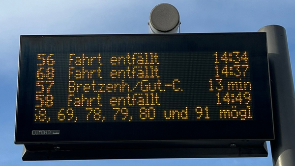 Das Artikelfoto zeigt die digitale Anzeige einer Bushaltestelle, auf der mehrere Busse als entfallen gekennzeichnet sind.