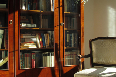 Ein Stuhl vor einem Bücherregal