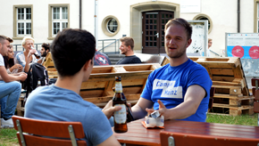 Campus Mainz Mensch mit Bier