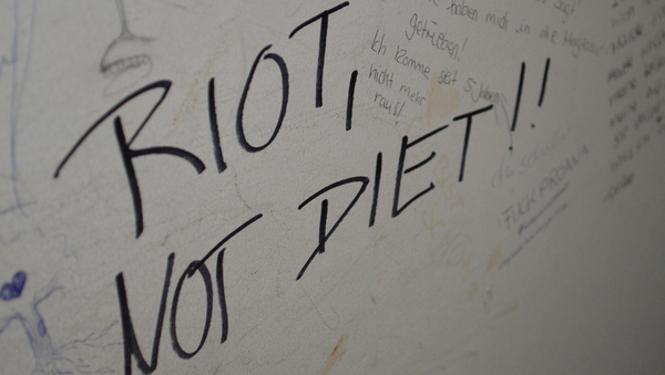 Schwarze Schrift auf weißem Hintergrund: "Riot, not diet"