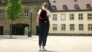Studentin vor dem Forum am Campus der JGU Mainz