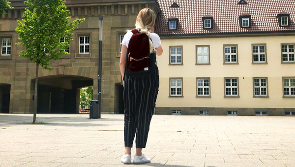 Studentin vor dem Forum am Campus der JGU Mainz