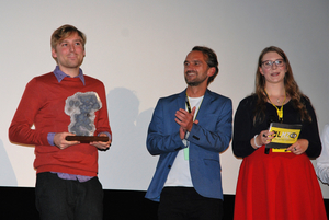 Wettbewerbsgewinner Max Schäffer, der Macher des Kurzfilms "Im Fenster" mit seiner Trophäe und Sponsor Michael Schwarz von nachtschwärmerfilm.