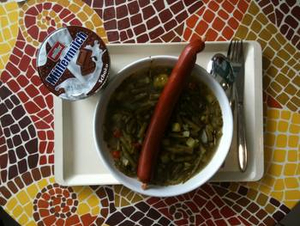 Suppe mit Wurst und ein milchhaltiges Getränk 