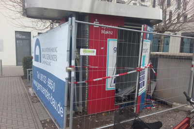 EIn Geldautomat vor dem Studierendenwohnheim K3, nachdem er aufgesprengt und von der Polizei mit einem Zaun und Absperrband abgeriegelt wurde.