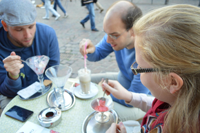 Drei Leute essen Eis