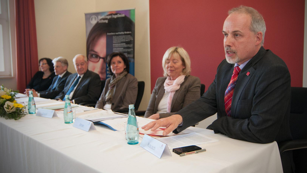 Universitätspräsident Prof. Georg Krausch (rechts) und Wissenschaftsministerin Doris Ahnen (links daneben)
