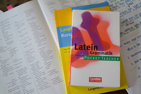 Ein Pocket Teacher Latein auf Lernmaterialien.