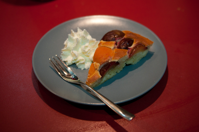 Zwetschen-Aprikosen-Kuchen mit Sahne