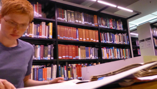 Auf der Suche nach Quellen in der Bibliothek