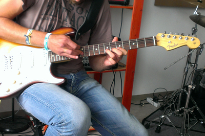 Hand am Gitarrenspielen