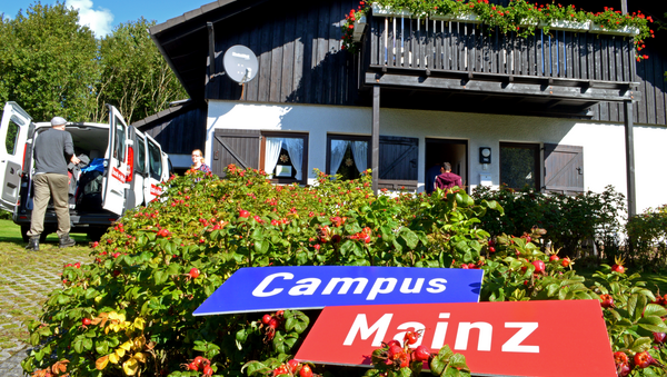 Campus Mainz Schild auf Hecke