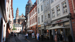 Eine Straße mit Geschäften und dem Dom im Hintergrund