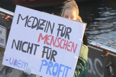 Studentin mit Pappschild "Medizin für Studenten nicht für Profit"
