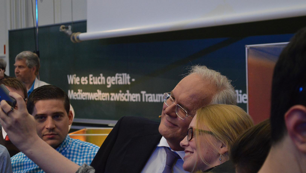 Moderator macht Selfies
