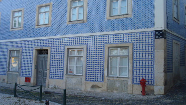 Ein Haus in Lissabon mit blau bemalten Wandkacheln.