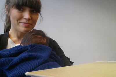 "Studieren mit Kind"-Bloggerin Bettina, eine junge Frau mit langen Haaren, mit ihrem neugeborenen Sohn Paul.