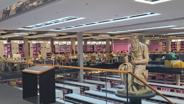 Das Foto zeigt den Innenraum der GFG-Bibliothek und die lernenden Studierenden.