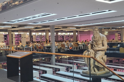 Das Foto zeigt den Innenraum der GFG-Bibliothek und die lernenden Studierenden.