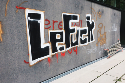 Schriftzug "LeFuck" auf grauer Wand