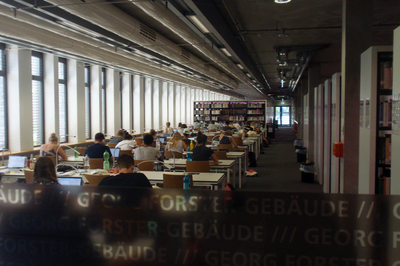 Studierende in der Bereichsbibliothek im Georg Forster-Gebäude.