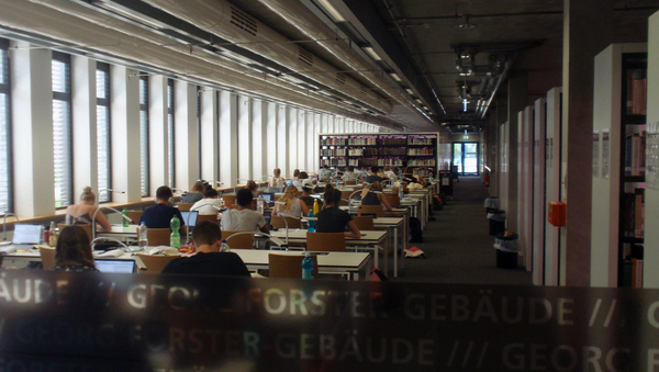 Studierende in der Bereichsbibliothek im Georg Forster-Gebäude.