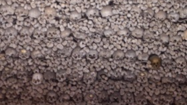Eine Wand voller aufgestapelter Totenköpfe.