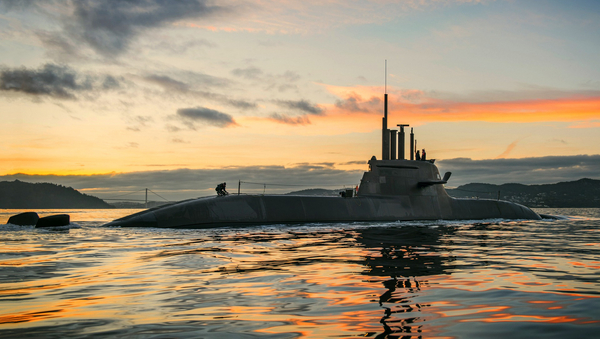 Ein U-Boot im Schein der untergehenden Sonne.