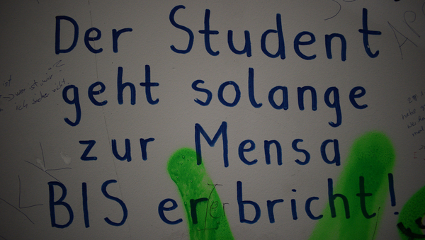 Blaue Schrift auf weißem Hintergrund: Der Student geht so lange zur Mensa bis er bricht.