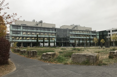 Das Chemiegebäude auf dem Campus von vorne