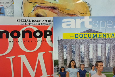 Ein Stapel Magazine über Kunstgeschichte.