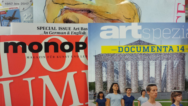 Ein Stapel Magazine über Kunstgeschichte.