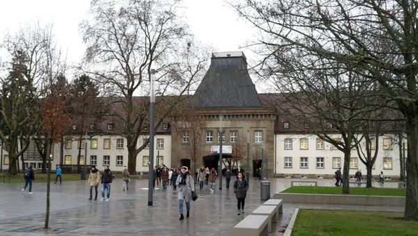 Studierende vor dem Eingang zur Johannes Gutenberg-Universität.