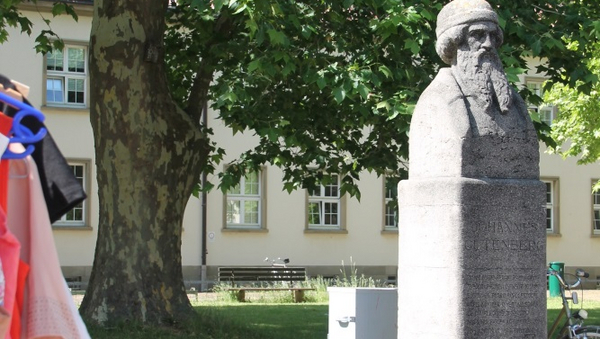 Die Büste von Johannes Gutenberg an der JGU Mainz.